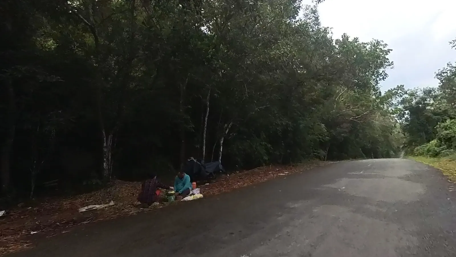 路边卖竹笋的当地人