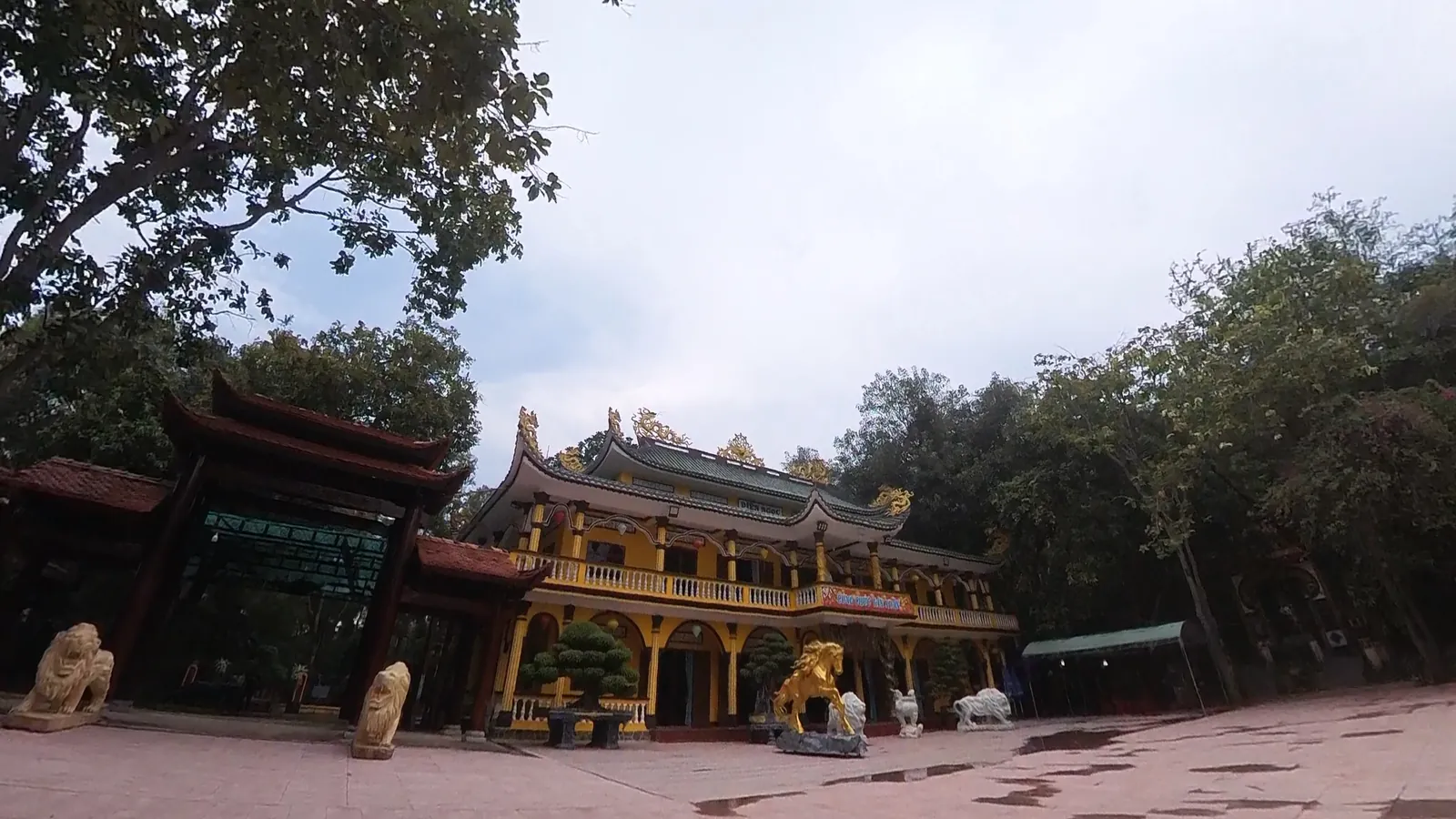 泰山寺内一排中式殿宇，门前有金狮