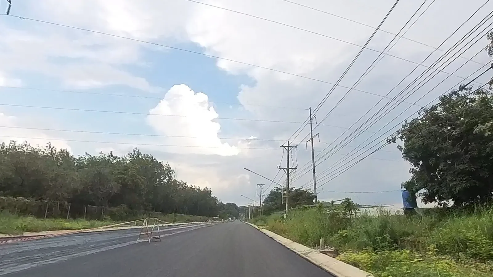 即将修好的入寺公路，平坦宽阔